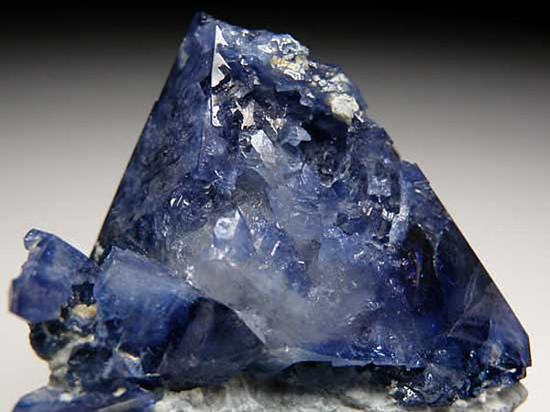 蓝锥矿(Benitoite) 企业家收藏网