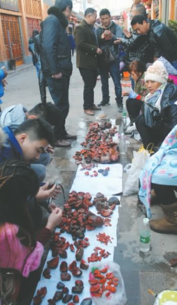 市场内正规商家和地摊小贩共存 企业家收藏网