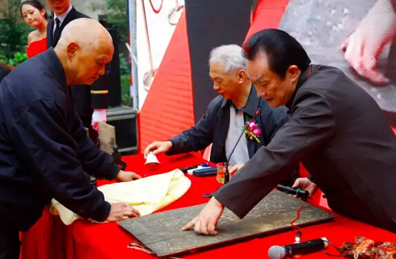 央视《鉴宝》栏目专家蔡国声老师亲临绿地锦天府,鉴天府瑰宝