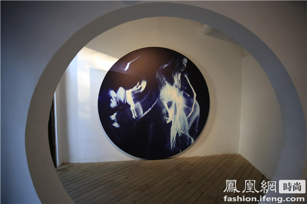 天爱基金“在与无”艺术作品展于798程昕东画廊举办