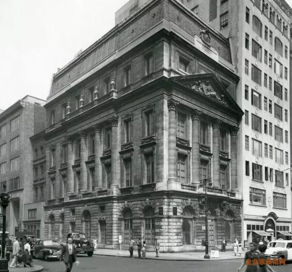 位于纽约第五大道与56街处的杜维因兄弟画廊。拍摄于1953年。