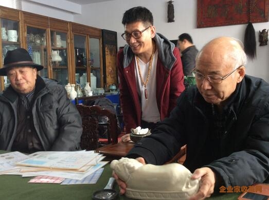 赵青云教授、民间收藏家邱建旺先生、雷从云教授在交流定窑瓷枕