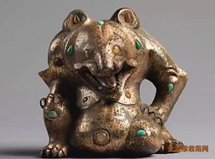 汉  鎏金嵌石铜熊  高10.6厘米