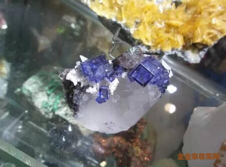 湖南-萤石白钨矿方解石水晶共生