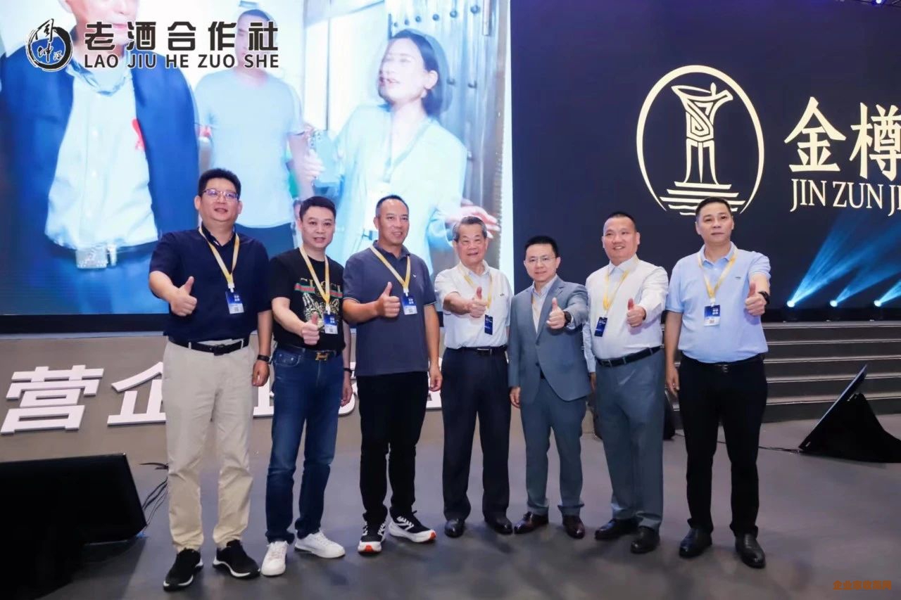 珍稀奇总经理杨苹(左三) 领大会协办单位奖项