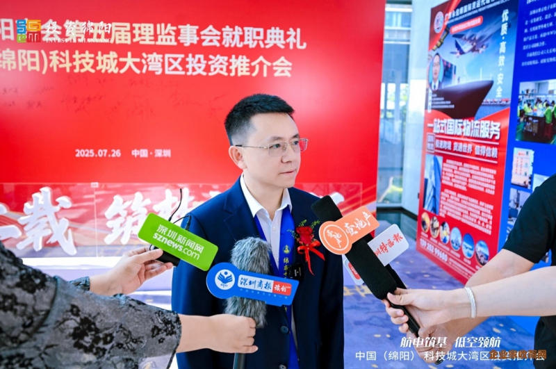 珍稀奇创始人郭晓林与著名书法家龚小膑先生合作题字赠深圳市绵阳商会会长
